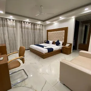 3* Hotel Leaf 9 Boutique, Near Golf Course Road And Galleria Market